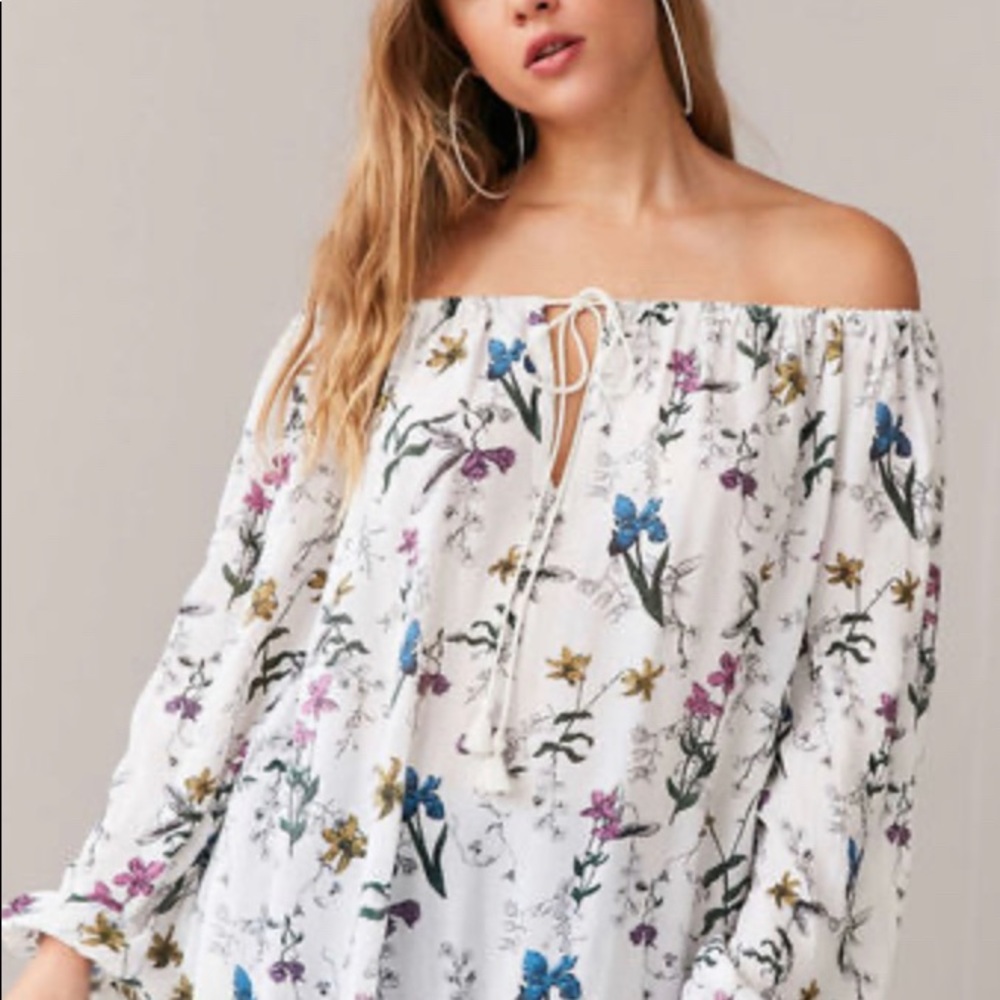 (!!) UO Kimchi Off-The-Shoulder Floral Blouse